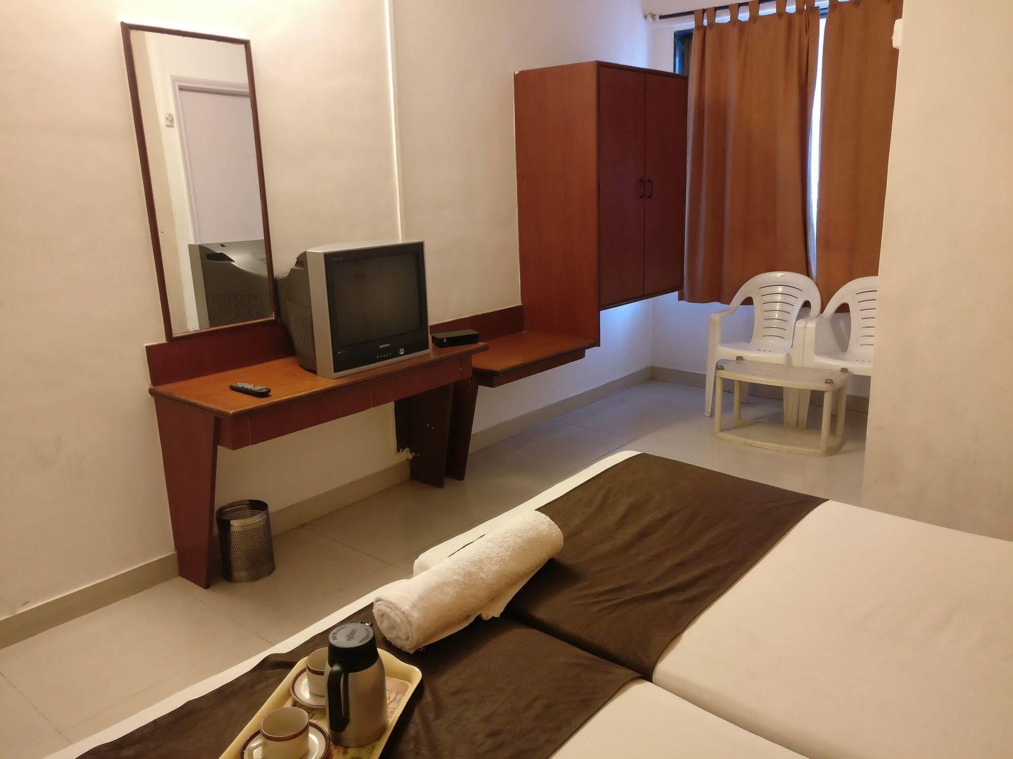 Oyo 1065 Hotel Hmr Royal Inn Pune Extérieur photo