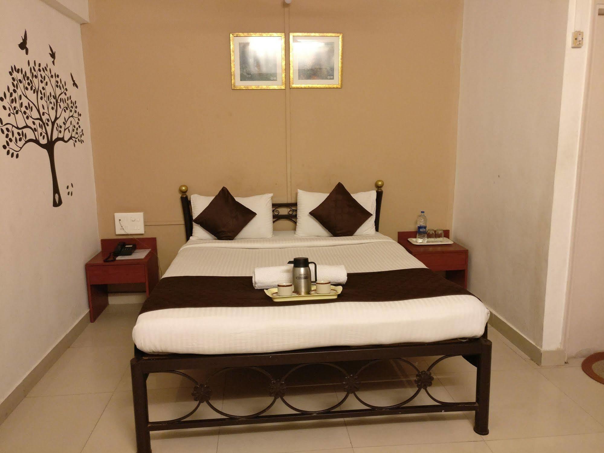 Oyo 1065 Hotel Hmr Royal Inn Pune Extérieur photo