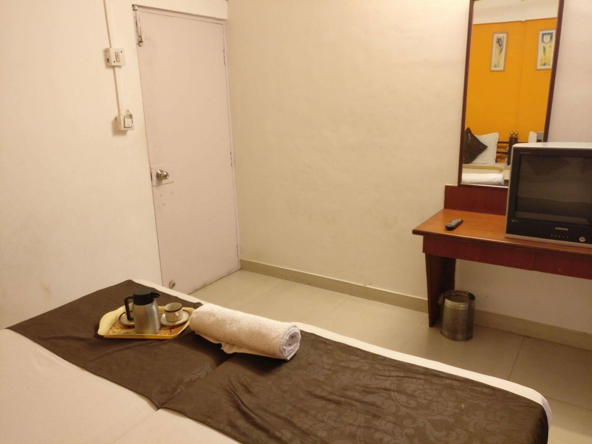 Oyo 1065 Hotel Hmr Royal Inn Pune Extérieur photo