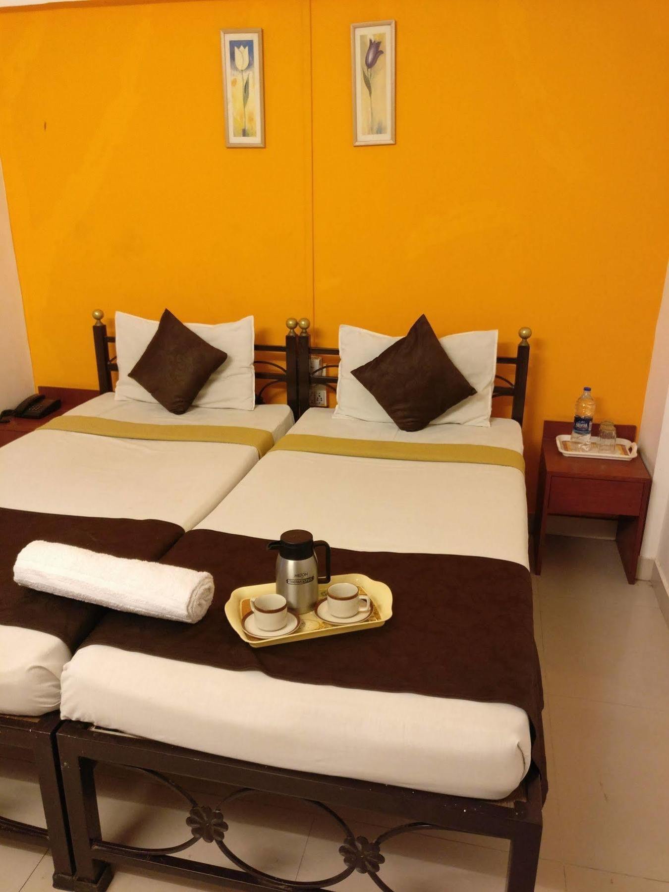 Oyo 1065 Hotel Hmr Royal Inn Pune Extérieur photo