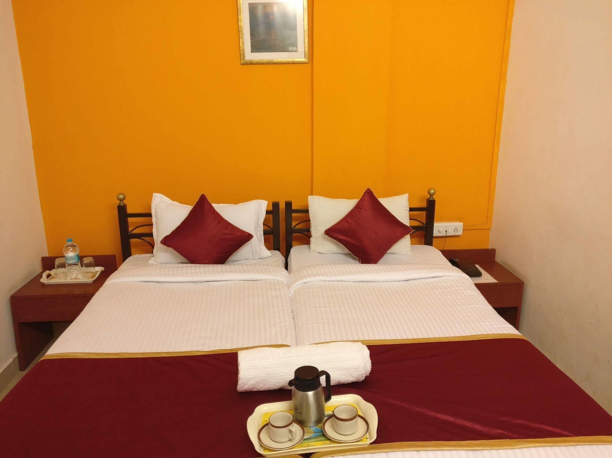 Oyo 1065 Hotel Hmr Royal Inn Pune Extérieur photo