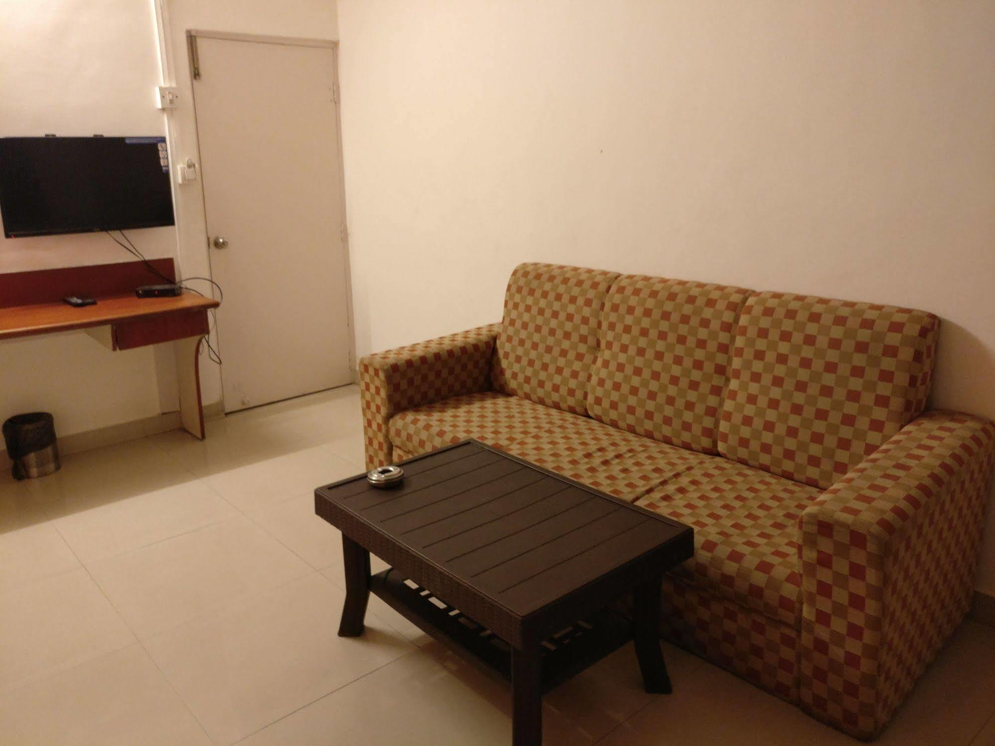 Oyo 1065 Hotel Hmr Royal Inn Pune Extérieur photo