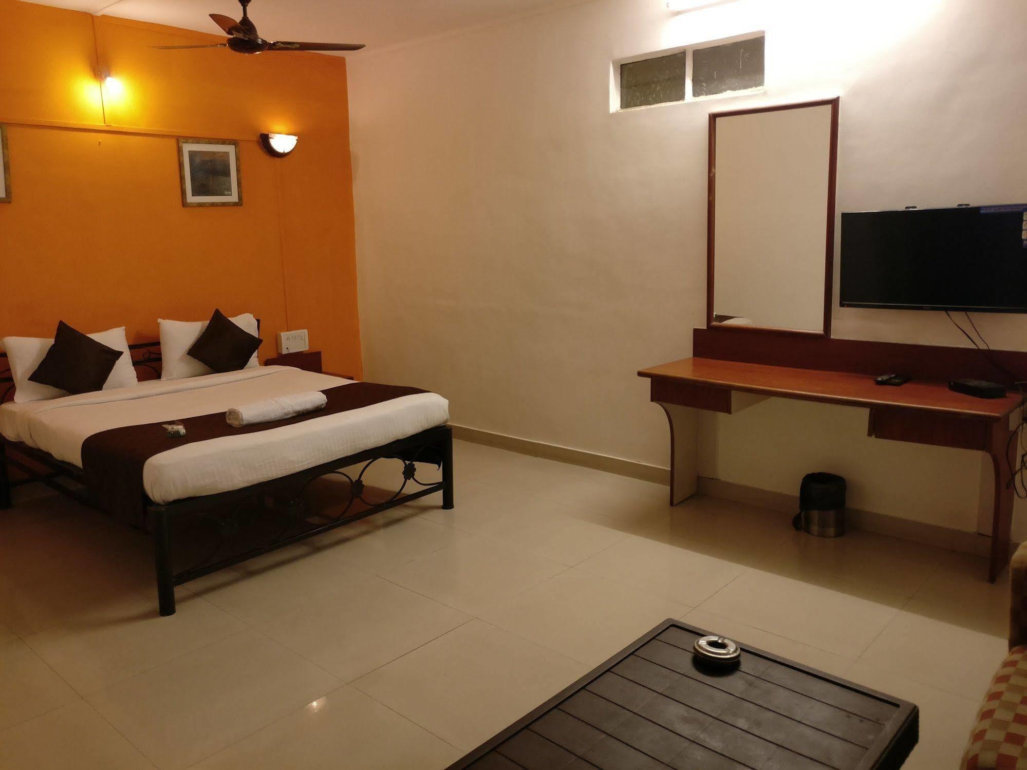 Oyo 1065 Hotel Hmr Royal Inn Pune Extérieur photo