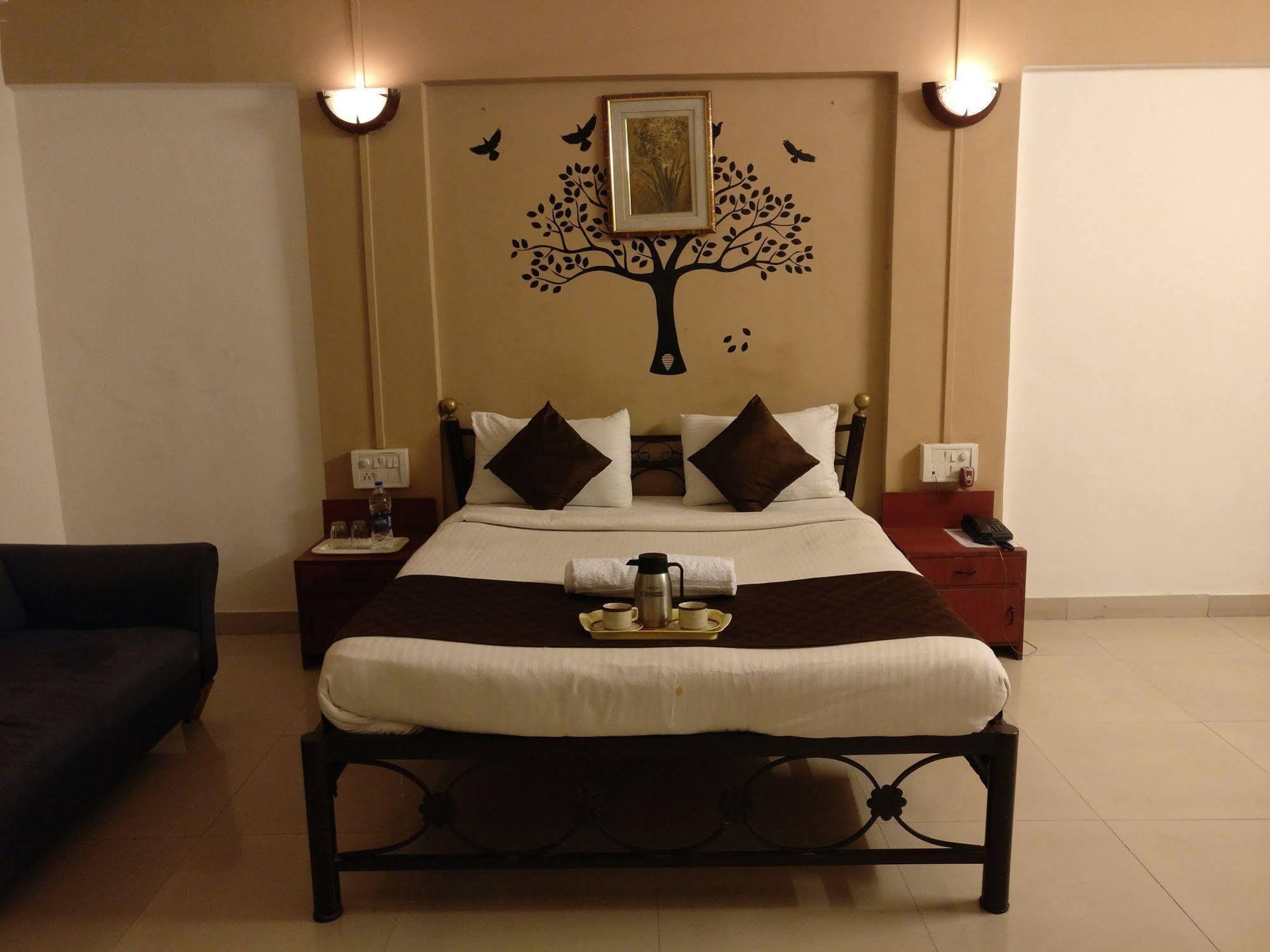 Oyo 1065 Hotel Hmr Royal Inn Pune Extérieur photo
