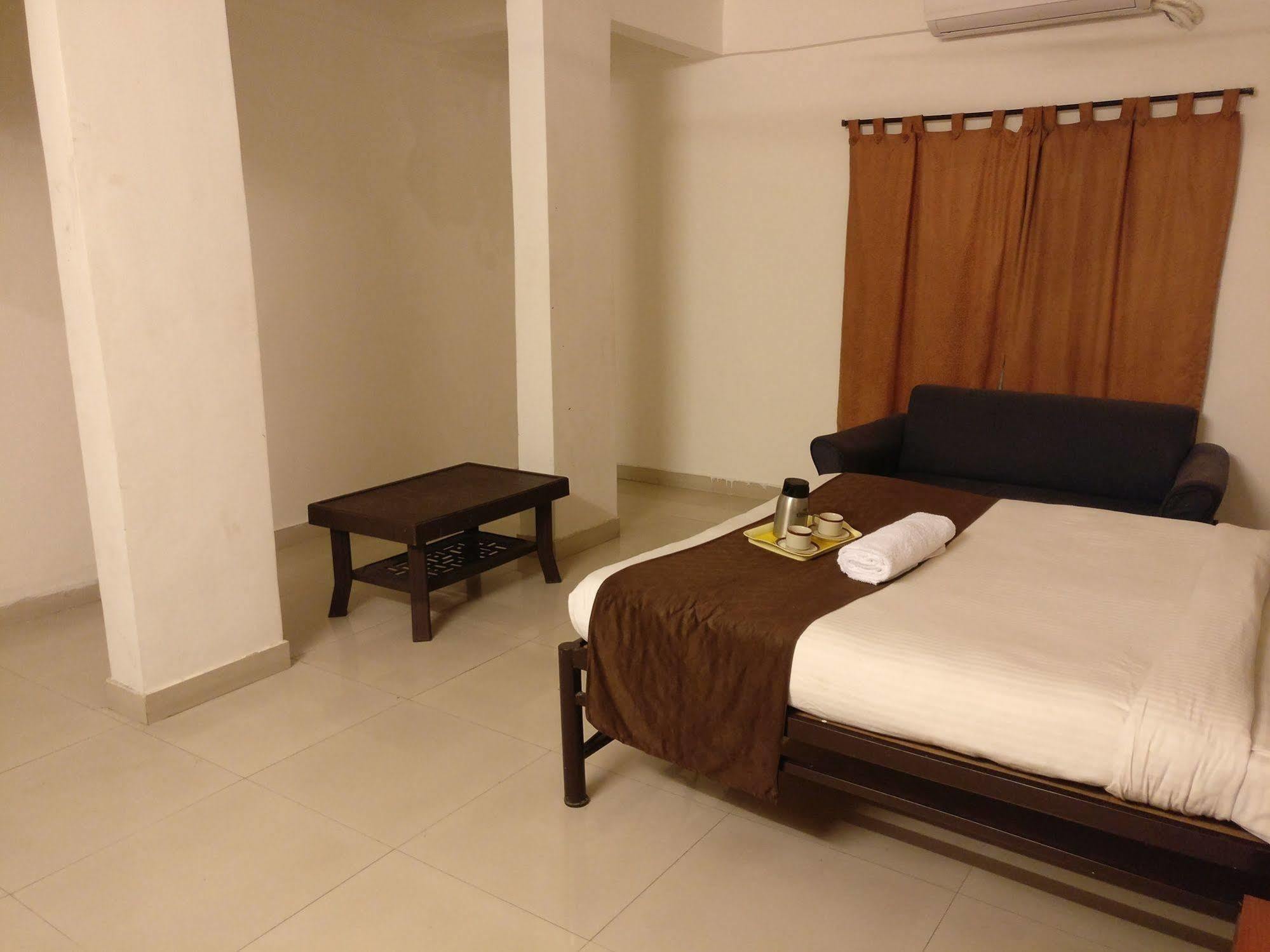 Oyo 1065 Hotel Hmr Royal Inn Pune Extérieur photo