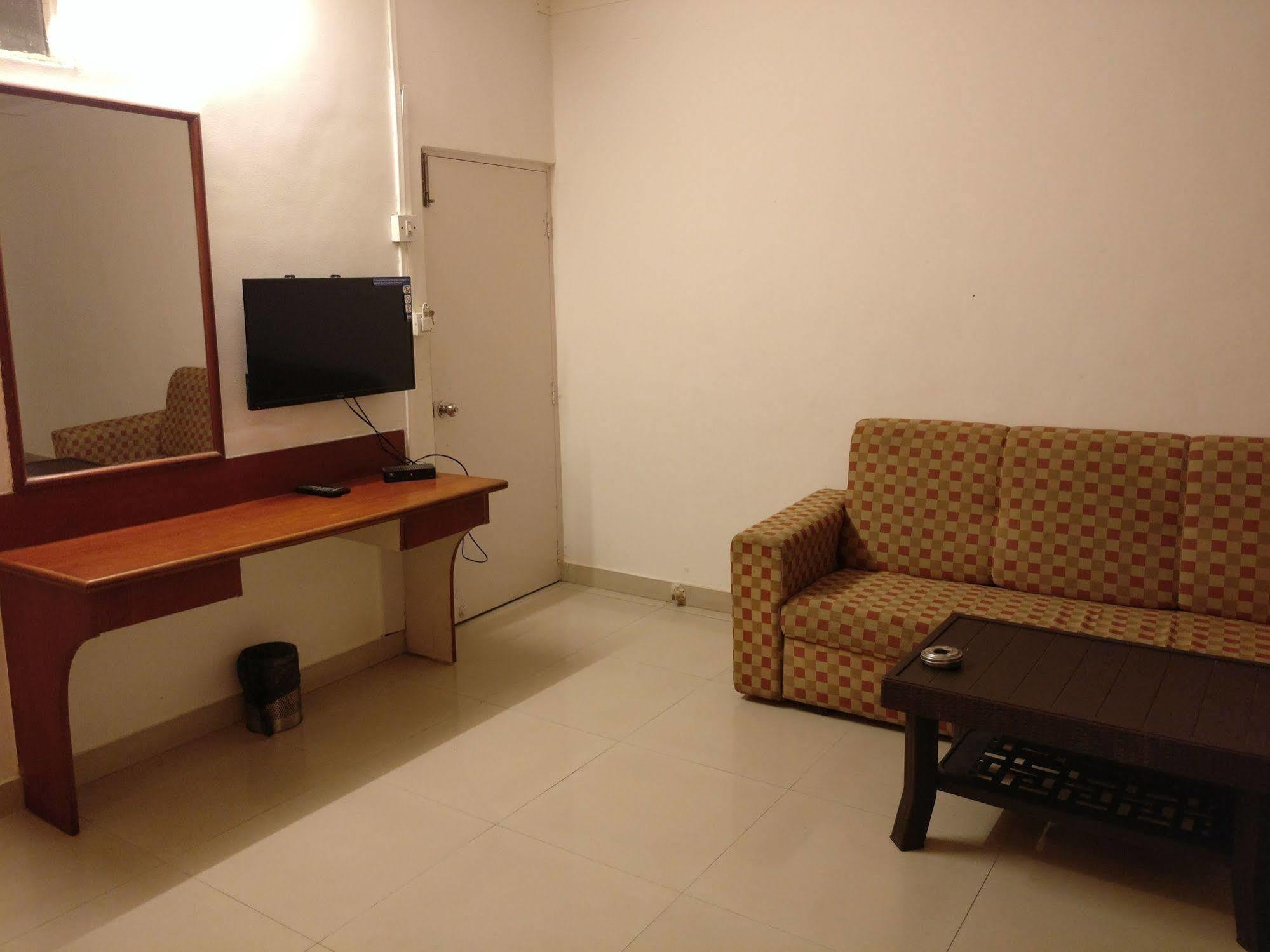 Oyo 1065 Hotel Hmr Royal Inn Pune Extérieur photo