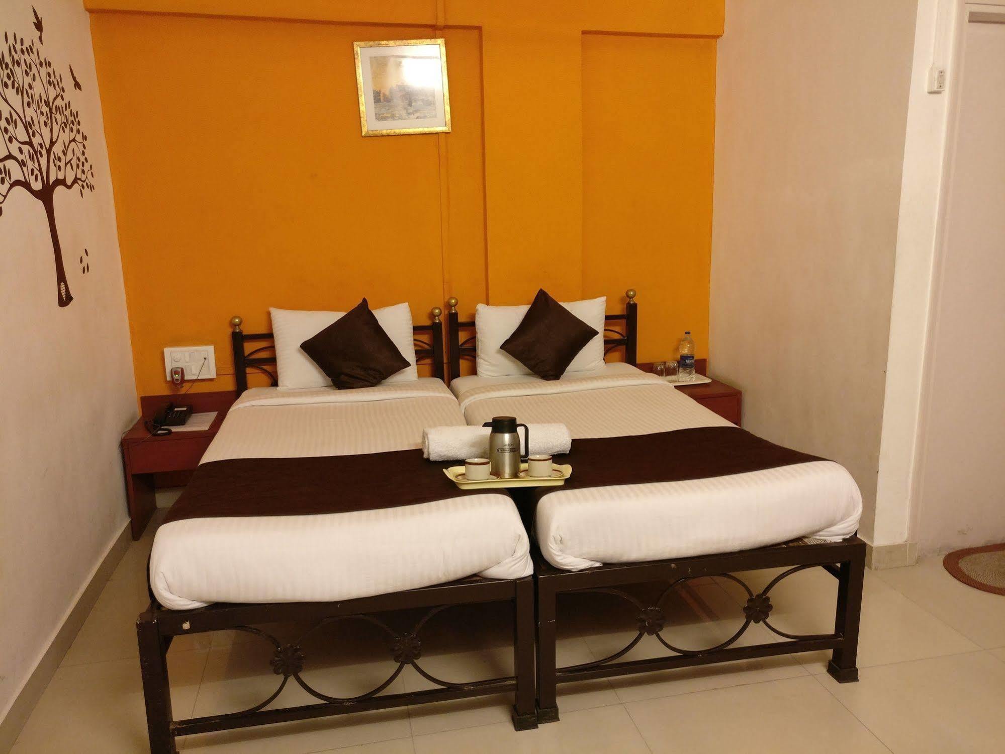 Oyo 1065 Hotel Hmr Royal Inn Pune Extérieur photo